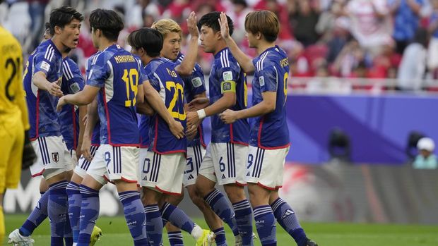 Japan's Ayase Ueda, 1st right, celebrates with his team mates after scoring the first goal by penalty during the Asian Cup Group D soccer match between Japan and Indonesia at Al Thumama in Doha, Qatar, Wednesday, Jan. 24, 2024. (AP Photo/Thanassis Stavrakis)