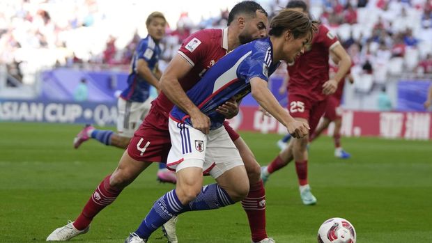 Indonesia's Jordi Amat, left, defends Japan's Ayase Ueda during the Asian Cup Group D soccer match between Japan and Indonesia at Al Thumama in Doha, Qatar, Wednesday, Jan. 24, 2024. (AP Photo/Thanassis Stavrakis)