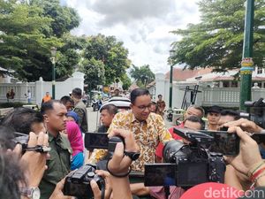 Saat Anies Kayuh Becak di Malioboro, Tukang Becak Jadi Penumpangnya