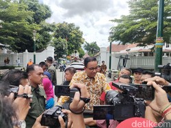Saat Anies Kayuh Becak di Malioboro, Tukang Becak Jadi Penumpangnya