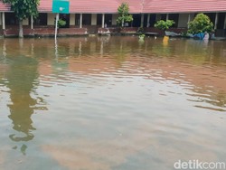 SMPN 25 Palembang Terendam Banjir, Siswa Pulang Lebih Awal