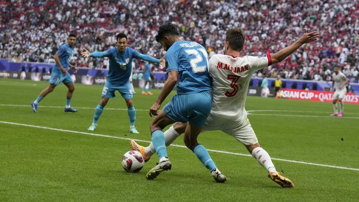 Suriah Catat Sejarah Lolos ke Babak 16 Besar Piala Asia 2023 Timnas Suriah berhasil memetik kemenangan atas India pada pertandingan ketiga Grup B Piala Asia 2023. Hasil ini membawa Suriah lolos ke babak 16 besar. Bertanding di Stadion Al Bayt pada Selasa (23/1/2024), Suriah menang dengan skor 1-0 berkat gol tunggal Omar Khribin pada menit ke-76.