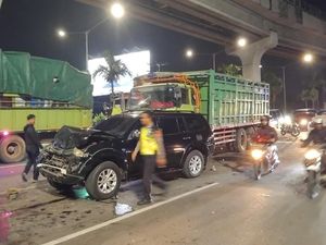 Rem Blong, Tronton Tabrak 5 Kendaraan di Simpang Lampu Merah Bandara SMB II
