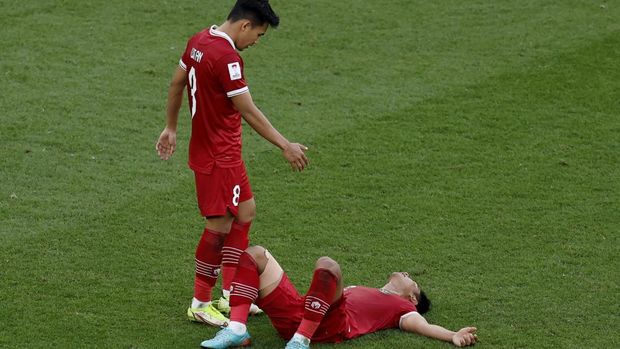 Timnas Jepang vs Timnas Indonesia di Piala Asia Soccer Football - AFC Asian Cup - Group D - Japan v Indonesia - Al Thumama Stadium, Doha, Qatar - January 24, 2024 Indonesia's Witan Sulaeman and Pratama Arhan look dejected after the match REUTERS/Thaier Al-Sudani