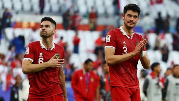 Timnas Jepang vs Timnas Indonesia di Piala Asia Soccer Football - AFC Asian Cup - Group D - Japan v Indonesia - Al Thumama Stadium, Doha, Qatar - January 24, 2024 Indonesia's Elkan Baggott and Sandy Walsh look dejected after the match REUTERS/Molly Darlington