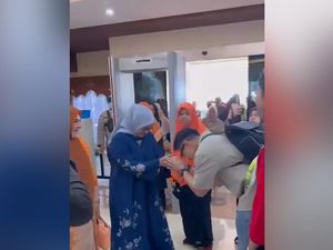 Viral Kaesang Cium Tangan Istri Anies saat Bertemu di Bandara Viral Kaesang Cium Tangan Istri Anies saat Bertemu di Bandara