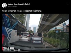 Heboh Dua Mobil Ogah Ngalah Berujung Serempetan