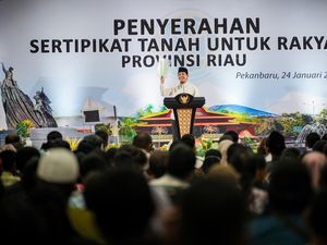 Wamen ATR/BPN Serahkan 500 Sertifikat Tanah Program PTSL di Riau