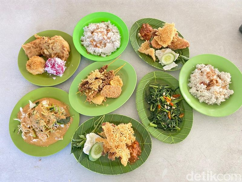 Warung Kang Mus : Kriuk Gurih Ayam Keramas dan Sambal Dadak ala Epy Kusnandar Warung Kang Mus : Kriuk Gurih Ayam Keramas dan Sambal Dadak ala Epy Kusnandar