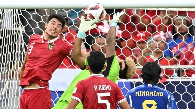 Japan's goalkeeper #23 Zion Suzuki jumps to save the ball during the Qatar 2023 AFC Asian Cup Group D football match between Japan and Indonesia at al-Thumama Stadium in Doha on January 24, 2024. (Photo by HECTOR RETAMAL / AFP)