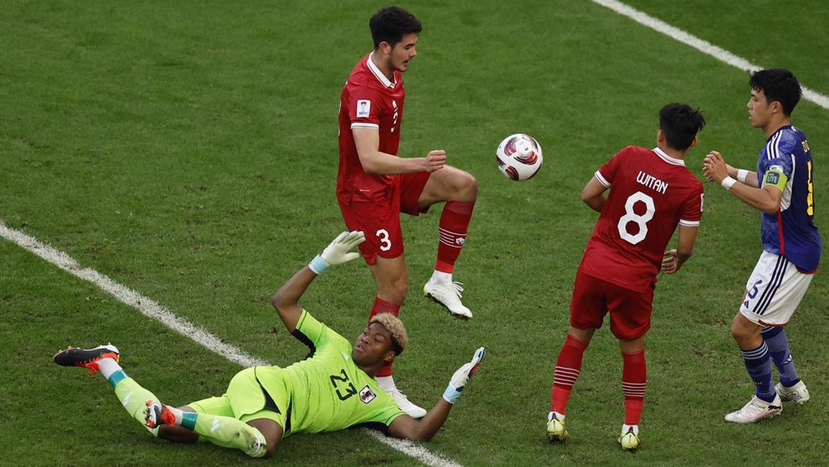 Zion Suzuki (baju hijau) saat duel Jepang vs Indonesia di Piala Asia 2023. (Foto: REUTERS/THAIER AL-SUDANI)