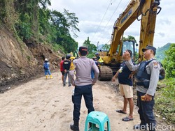 Polisi Kerahkan 2 Alat Berat Bersihkan Material Longsor di Poros Maros-Bone