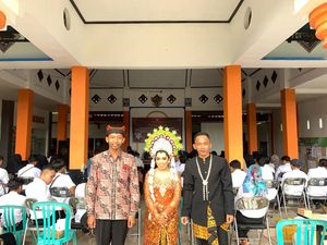 Cewek Banyuwangi Ini Rela Tinggalkan Resepsi Nikahnya demi Dilantik Jadi KPPS