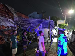 Angin Kencang di Ngawi Porak-porandakan Rumah hingga Warung Rest Area Tol