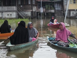 Jambi Direndam Banjir, Warga Terpaksa Naik Perahu ke Masjid untuk Tarawih