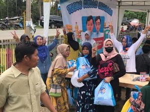Warga Bombana Ramai Ikut Tebus Murah Sembako dari Barisan RFG Warga Bombana Ramai Ikut Tebus Murah Sembako dari Barisan RFG