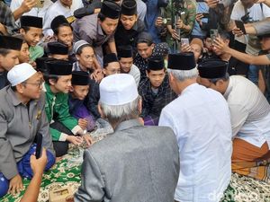 Kunjungi Ponpes Ngrukem Bantul, Ganjar Dhahar Kembul Bareng Kiai-Santri Kunjungi Ponpes Ngrukem Bantul, Ganjar Dhahar Kembul Bareng Kiai-Santri