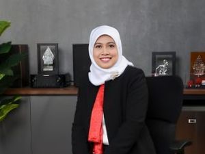 Bahas Perubahan Karier di Disertasi, Mira Raih Gelar Doktor dengan IPK 4,00