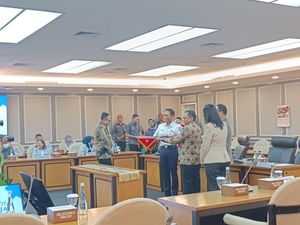 Teken Kerja Sama dengan KAI dan KCIC, DPR Dapat Pelayanan Khusus di Stasiun