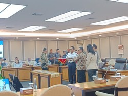 Teken Kerja Sama dengan KAI dan KCIC, DPR Dapat Pelayanan Khusus di Stasiun