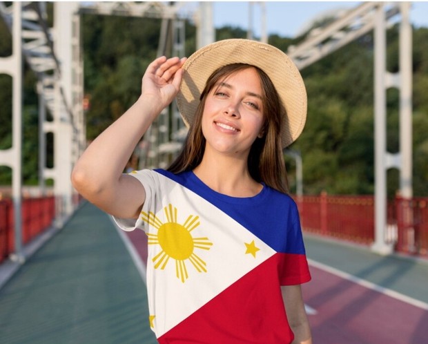 Perempuan menggunakan baju bendera Filipina