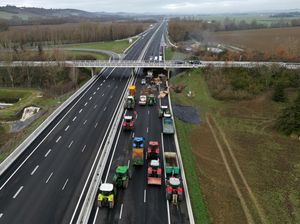Foto Udara Traktor Kuasai Jalan Raya dalam Unjuk Rasa Petani Prancis
