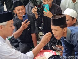 Momen Ganjar Suapi Santri Saat Dhahar Kembul di Ponpes Ngrukem Bantul
