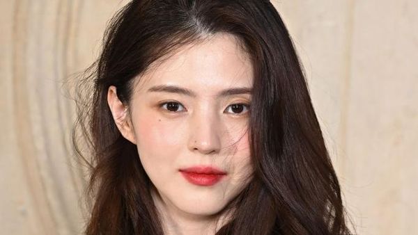 5 Gaya Makeup Han So Hee, Lipstik Merah Terang Jadi Andalan