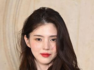 5 Gaya Makeup Han So Hee, Lipstik Merah Terang Jadi Andalan 5 Gaya Makeup Han So Hee, Lipstik Merah Terang Jadi Andalan
