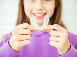 Minum Susu Bikin Gigi Anak Berlubang, Apa yang Harus Diperhatikan?