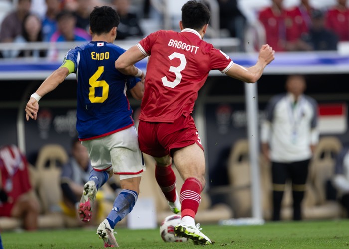 Elkan Baggott berduel dengan Wataru Endo dalam laga Indonesia vs Jepang di fase grup Piala Asia 2023.