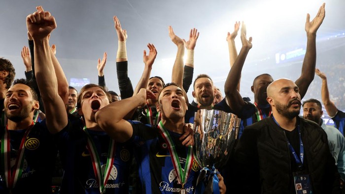 Soccer Football - Supercoppa Italiana - Final - Napoli v Inter Milan - Al Awwal Stadium, Riyadh, Saudi Arabia - January 23, 2024  Inter Milans Lautaro Martinez celebrates with the trophy and teammates after winning the Supercoppa Italiana REUTERS/Ahmed Yosri