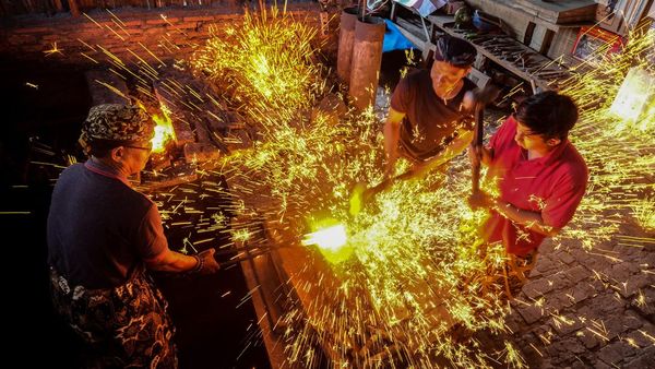 Intip Produksi Keris Pusaka Rp 20 Juta