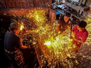 Intip Produksi Keris Pusaka Rp 20 Juta