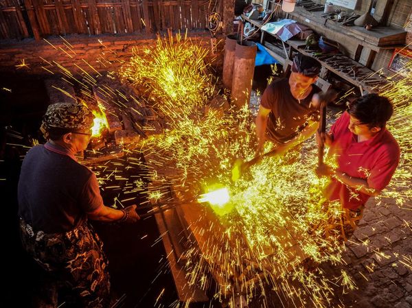 Intip Produksi Keris Pusaka Rp 20 Juta