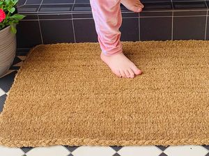 Debu dan Pasir Menumpuk di Bawah Keset? Ini Cara Membersihkannya