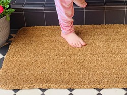 Debu dan Pasir Menumpuk di Bawah Keset? Ini Cara Membersihkannya