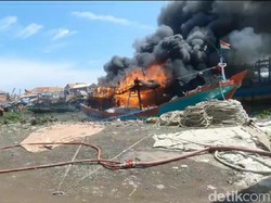 Diduga Korsleting, Kapal Nelayan di Pelabuhan Kluwut Brebes Ludes Terbakar