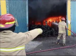 Kebakaran Toko Bangunan di Gresik Hanguskan 4 Kendaraan Kebakaran Toko Bangunan di Gresik Hanguskan 4 Kendaraan