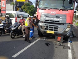 Pengendara Motor Tertabrak Truk Pengangkut BBM di Denpasar, Tewas di Tempat