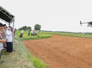 Saat Khofifah Tanam Kedelai Pakai Drone di Bangkalan