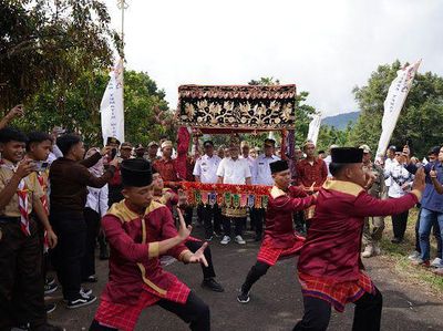 Kunjungi Danau Ranau, Zulhas Disambut Prosesi Adat Lampung Barat