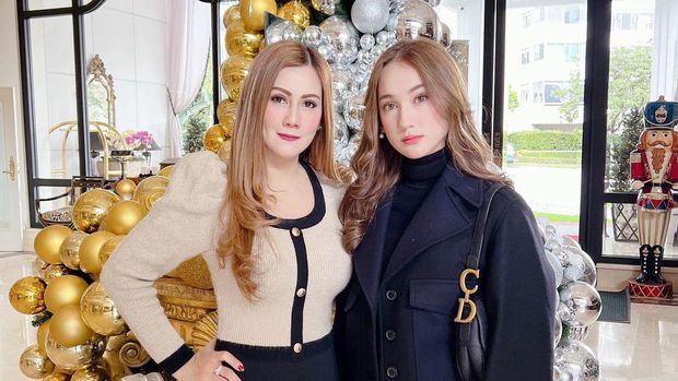 Laura Moane dan Ibunda