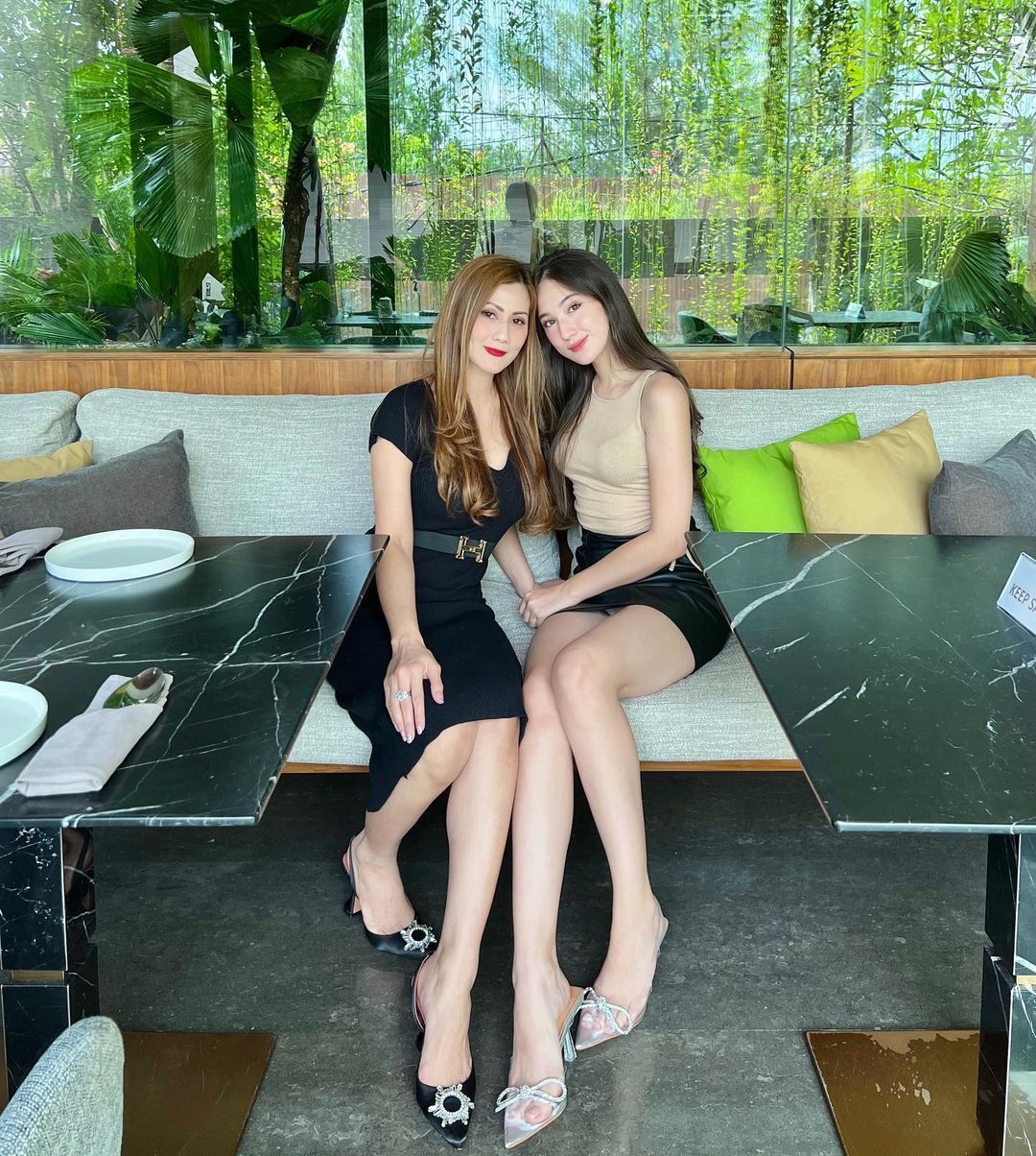 Laura Moane dan Ibunda