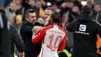 Keributan terjadi setelah Sane hendak mengambil bola dari tangan Bjelica di tepi lapangan. Foto: REUTERS/ANGELIKA WARMUTH