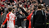 Akibat hantaman tersebut, Bjelica langsung dikartu merah wasit di menit ke-75. Bayern menang 1-0 di laga ini. Foto: REUTERS/ANGELIKA WARMUTH