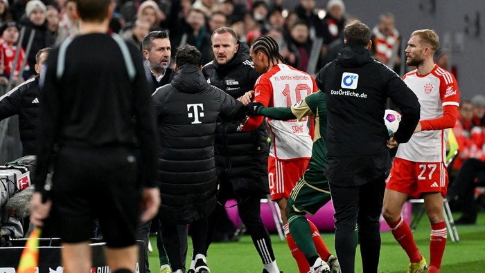 Leroy Sane vs Nenad Bjelica, Bayern vs Union Berlin Soccer Football - Bundesliga - Bayern Munich v 1. FC Union Berlin - Allianz Arena, Munich, Germany - January 24, 2024 1. FC Union Berlin coach Nenad Bjelica clashes with Bayern Munich's Leroy Sane before being shown a red card by referee Frank Willenborg REUTERS/Angelika Warmuth DFL REGULATIONS PROHIBIT ANY USE OF PHOTOGRAPHS AS IMAGE SEQUENCES AND/OR QUASI-VIDEO.