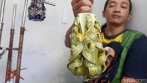 Melihat Pembuatan Lilin Ukir Jelang Imlek