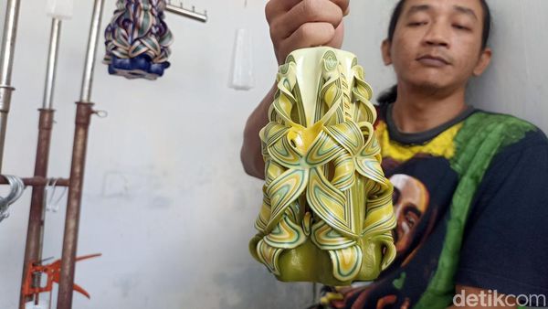 Melihat Pembuatan Lilin Ukir Jelang Imlek