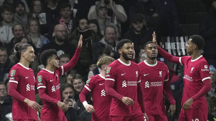 Liverpools Luis Diaz, second left, celebrates with his teammates after scoring against Fulham during the English League Cup semi final second leg soccer match between Fulham and Liverpool, at Craven Cottage stadium in London, England, Wednesday, Jan. 24, 2024. (AP Photo/Kin Cheung)